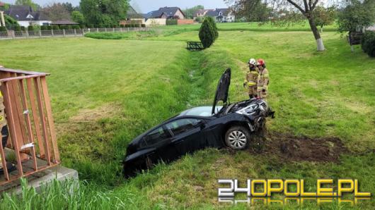 Wypadek w Opolu-Czarnowąsach. Renault wypadło z drogi