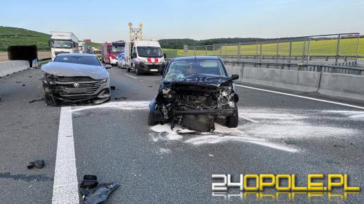 Zderzenie osobówek i busa na A4. Dwie osoby zostały ranne