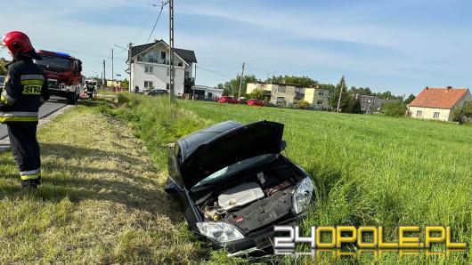 Jechał z dzieckiem. Uderzył w słup energetyczny. Wypadek w Ochodzach