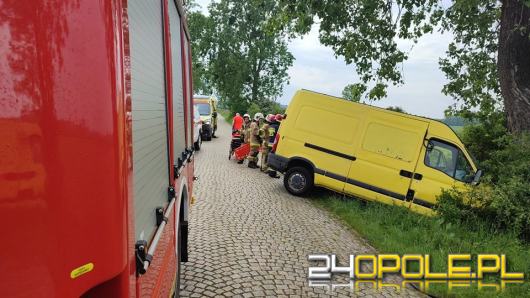 Niebezpiecznie na opolskich drogach. W Dąbrowie bus uderzył w drzewo