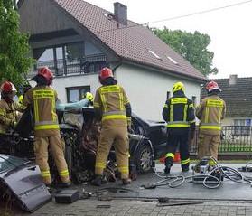 Kierujący mercedesem uderzył w drzewo. Poszkodowany został zakleszczony w pojeździe