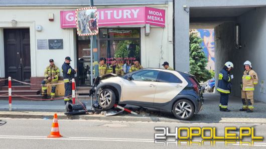 Wypadek przy przejściu dla pieszych na Sienkiewicza. Kierowca - senior trafił do szpitala