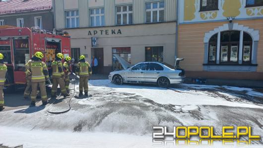 Pożar samochodu w Gorzowie Śląskim. Auto płonęło na rynku