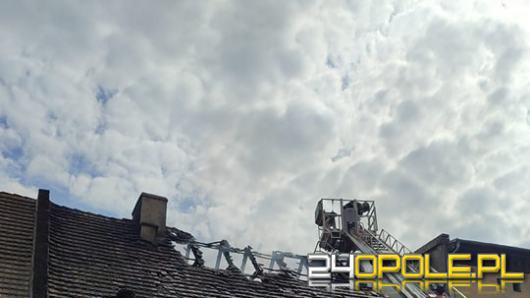 Pożar dachu kamienicy w Niemodlinie. Ewakuowano mieszkańców