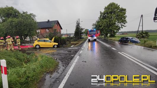 Czołowe zderzenie pojazdów na DK40. Nie żyje młoda kobieta