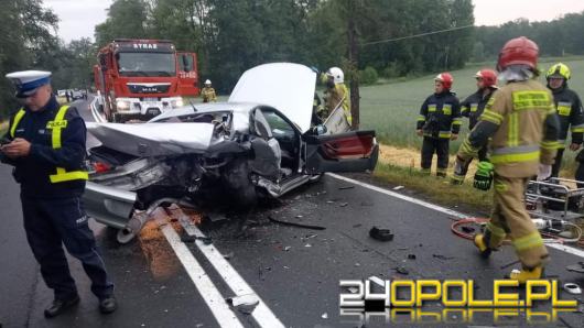 Czołowe zderzenie samochodów w powiecie kluczborskim. 4 osoby ranne