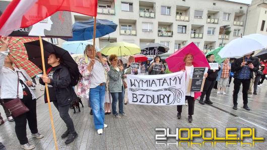 Śmierć ciężarnej 33-latki pchnęła ludzi na ulice miast. "Ani jednej więcej!"