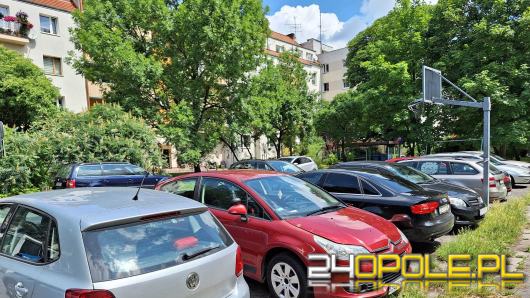 Mieszkańcy Placu Teatralnego zrobili parking z boiska