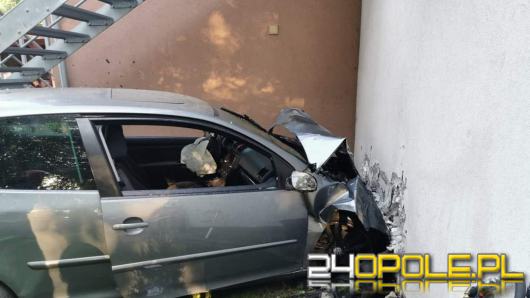 Samochód osobowy wjechał w dom. Wypadek w Tarnowie Opolskim