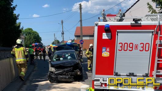 Kierowca wjechał w kościelny mur i zatrzymał się na środku ulicy