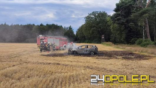 Namysłów: Rodzice chcieli pokazać dzieciom kombajn. Spłonęło im auto