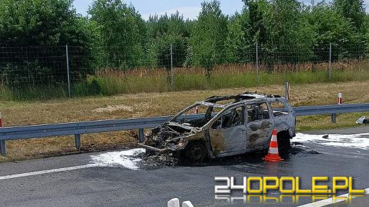 Pożar samochodu osobowego na zjeździe z autostrady