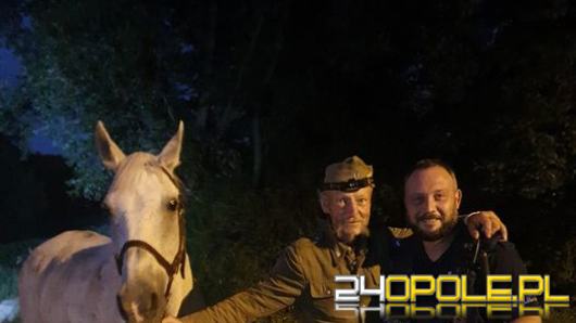 Jeździec na białym koniu zgubił się w okolicach Kietrza. Pomogli policjanci