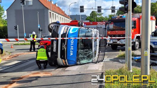 Zderzenie policyjnego busa z osobówką na Chabrach