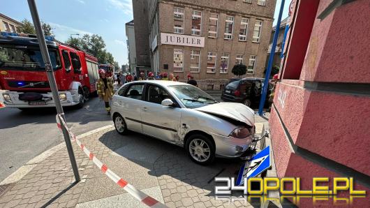 Zderzenie samochodów w centrum Opola. Jeden z pojazdów uderzył w budynek