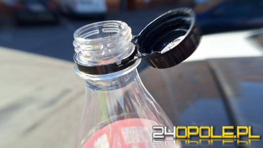 Nowe przepisy unijne nakazują przytwierdzanie plastikowych nakrętek do butelek