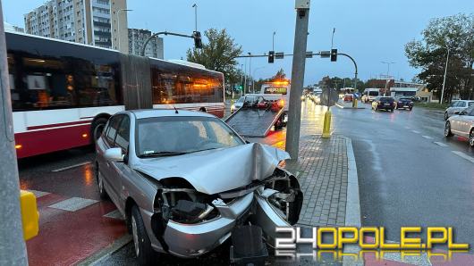 Ślisko na drogach! Osobówka uderzyła w sygnalizator świetlny na Niemodlińskiej