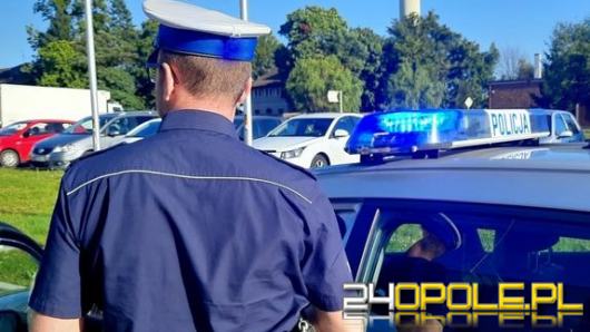 Zatrzymany do kontroli chciał wręczyć policjantowi łapówkę. Był pijany