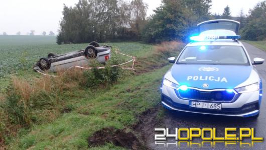 56-latek z dożywotnim zakazem prowadzeniem pojazdów i promilami, dachował w Wolęcinie