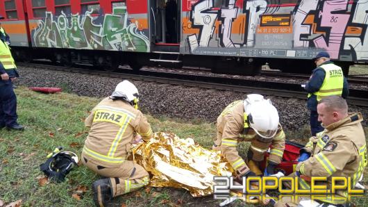 Strażacy wyciągali młodą kobietę spod pociągu. Trafiła do szpitala