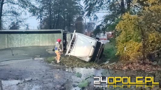 Samochód ciężarowy zerwał bariery mostu i zablokował drogę