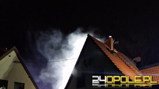 Pożar domu w Kędzierzynie-Koźlu. Ogień pojawił się na dachu budynku