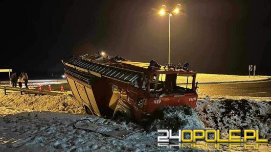 Wóz strażacki OSP Narok zniszczony. Pojazd wpadł do rowu w Karczowie