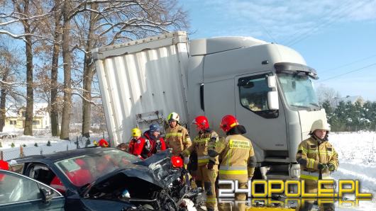Czołowe zderzenie samochodu osobowego z ciężarowym w gminie Głuchołazy