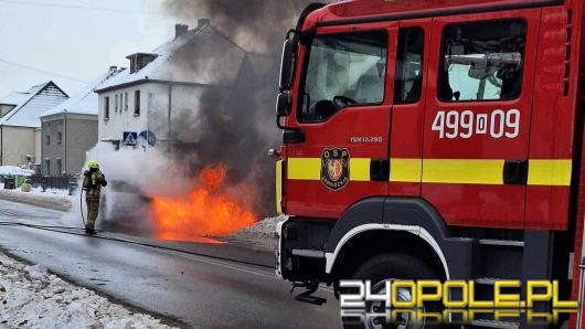 Pożar samochodu osobowego w Zawadzkiem na ulicy Opolskiej