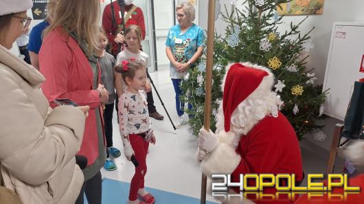Dzieci przebywające w szpitalu spotkały Mikołaja! 