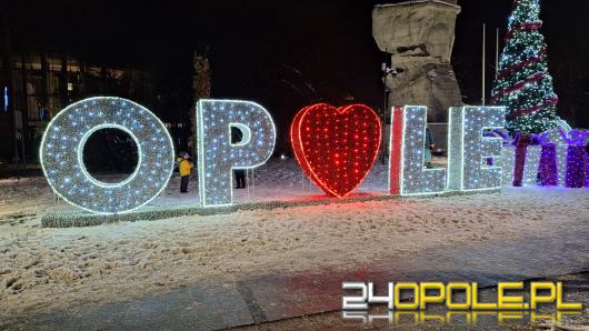Świąteczny napis "Opole" wrócił na Plac Wolności