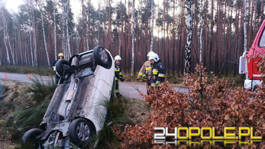 Samochód wypadł z drogi na trasie Popielów - Ładza