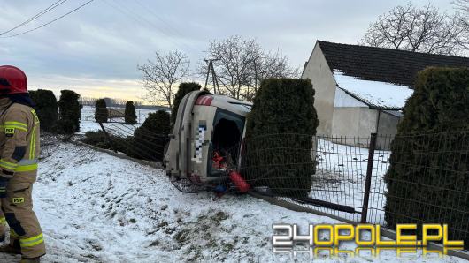 Niebezpieczne zdarzenie w Żelaznej. Kierowca skody wypadł z drogi 