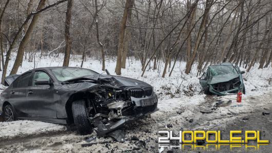 Zderzenie czołowe BMW i Peugeota na drodze wyjazdowej z Namysłowa