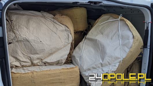 Wiózł tonę nielegalnego tytoniu w busie. Wpadł przy kontroli 