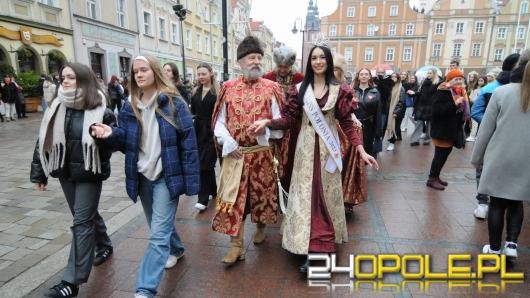 Polonez na opolskim rynku odtańczony. Maturzyści rozpoczęli odliczanie do egzaminów