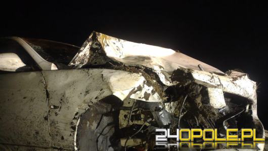 Nocny wypadek na DW 451: Dachowanie BMW w Wojciechowie