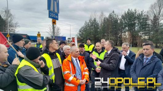 Wiceminister Paweł Gancarz w dialogu z protestującymi rolnikami w Opolskiem