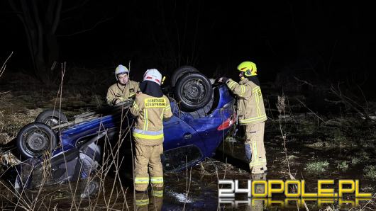 Wypadek na drodze powiatowej - pojazd wylądował na dachu