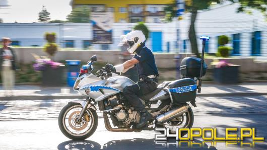 Policjanci zatrzymali motocyklistom uprawnienia za przekroczenie prędkości