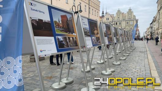 Otwarcie wystawy "Dwie dekady zmian" na opolskim rynku