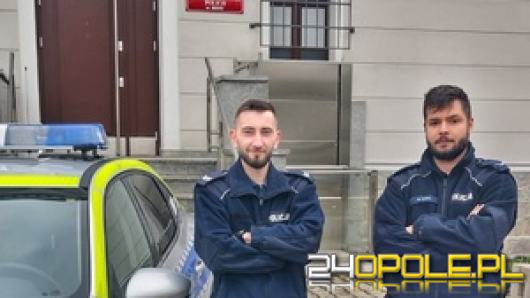 Kobieta skoczyła, lecz policjanci złapali ją w ramiona