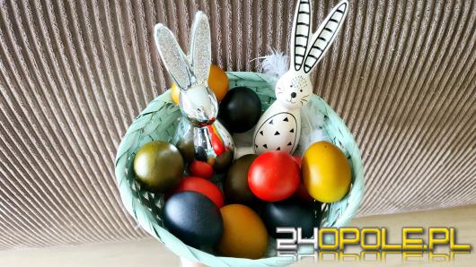Naturalne barwniki na Wielkanoc: Jak uzyskać kolorowe jajka z produktów spożywczych?