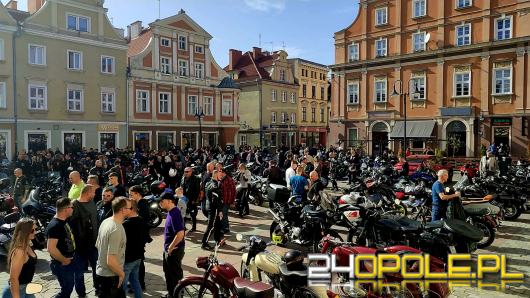 Wielkanocne "jajeczko" motocyklistów na opolskim rynku