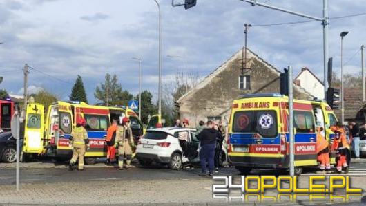 Wypadek na skrzyżowaniu w Opolu: Poszkodowana jest trójka dzieci