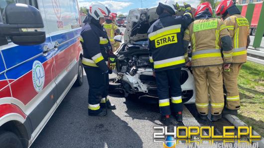 Zderzenie ciężarówki z BMW na autostradzie A4 - jedna osoba poszkodowana