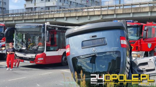 Wypadek na ulicy Nysy Łużyckiej. Dwie osoby poszkodowane. Utrudnienia w ruchu