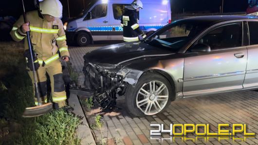 Policja poszukuje kierowcy Audi, który wjechał w bariery na wiadukcie na Niemodlińskiej 