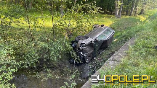 Wypadek na DW426: Samochód osobowy wypadł z drogi