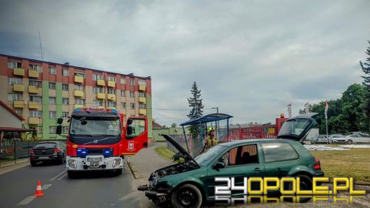 Na ulicy Kopernika w Praszce samochód uderzył w przystanek autobusowy